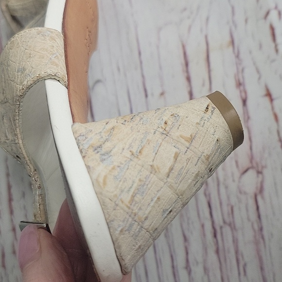 Donald J. Pliner Cream Embossed Women's Thong  Leather Sandals Size 7.5 - Picture 9 of 10